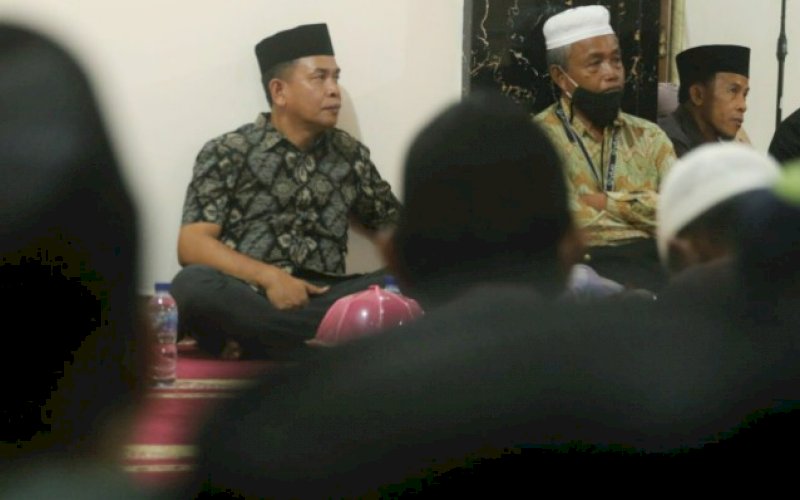 ACARA MAULID. Havid S Fasha memenuhi undangan Maulid warga Kelurahan Baju Bodoa, Kecamatan Maros Baru, Rabu (11/11/2020), malam tadi. foto: istimewa