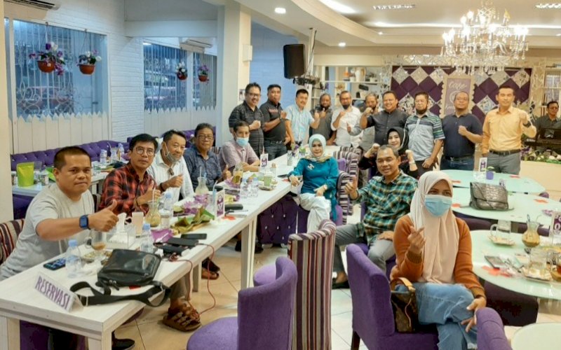 PEMBUBARAN. Ketua ISMI Provinsi Sulsel, AM Yusran Paris bersama pengurus ISMI Sulsel pada pembubaran rombongan Silabis ke-11 ISMI yang baru tiba dari Bali di Cafe Balla Kanrejawa, Panakkukang, Makassar, Selasa (24/11/2020). foto: doelbeckz/pluz.id