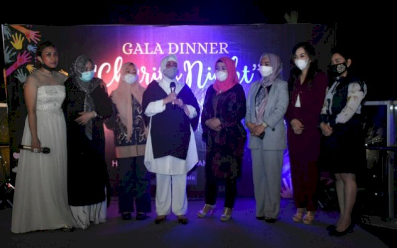 GALA DINNER. Indira Yusuf Ismail (keempat kiri) saat menghadiri Gala Diner Charity Night yang digelar Independen Women Makassar di Hotel Melia, Jl Mappanyukki, Sabtu (28/11/2020). foto: istimewa