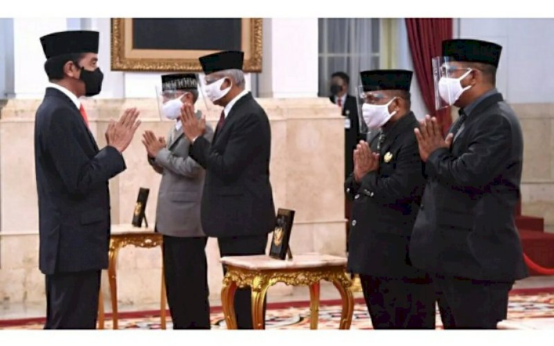 PENGANUGERAHAN. Presiden Joko Widodo menganugerahkan gelar Pahlawan Nasional kepada enam orang tokoh memperoleh penganugerahan tersebut atas jasa mereka dalam perjuangan yang dihadiri para ahli waris dari para tokoh pahlawan di Istana Negara, Jakarta, Selasa (10/11/2020). foto: istimewa