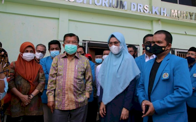 PENINJAUAN. Wakil Presiden Republik Indonesia ke-10 dan ke-12 HM Jusuf Kalla didampingi Ketua Yayasan Al Gazali UIM Hj Fatimah Kalla, Rektor UIM, DR Ir Hj Majdah M Zain MSi, dan Kabag Humas dan Kerja Sama UIM dr Wachyudi Muchsin SH meninjau progres pembangunan Kampus UIM di Tamalanrea, Kota Makassar, Kamis (12/11/2020). foto: istimewa