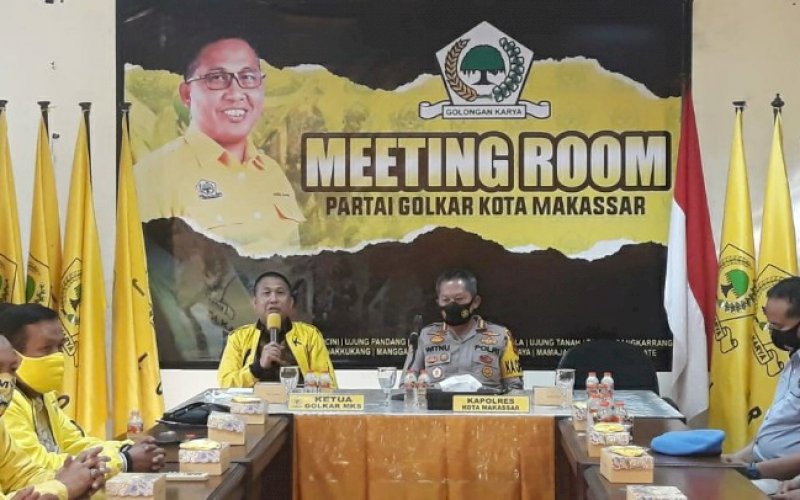SILATURAHMI. Ketua Golkar Kota Makassar Farouk M Betta beserta pengurusnya menerima kunjungan Kapolrestabes Makassar Kombes Pol Witnu Urip Laksana di Sekretariat Partai Golkar Kota Makassar di Jl Lasinrang, Senin (16/11/2020). foto: istimewa