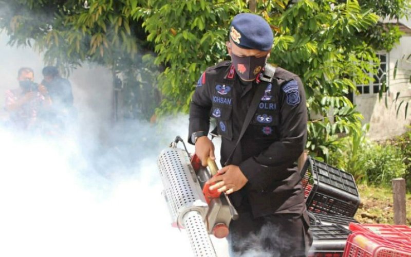FOGGING. Danyon C Pelopor Satbrimob Polda Sulsel, Kompol Nur Ichsan, turun langsung saat melalukan fogging, Kamis (5/11/2020). foto: istimewa