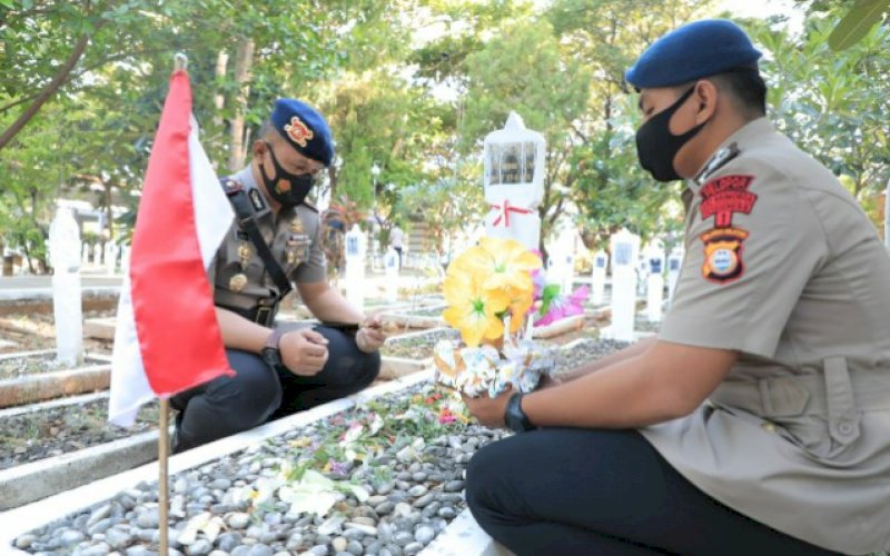 ZIARAH. Komandan Batalyon (Danyon) C Pelopor Satbrimob Polda Sulsel, Kompol Nur Ichsan (kiri) ziarah ke Taman Makam Pahlawan (TMP) Kota Makassar, Rabu (11/11/2020). foto: istimewa