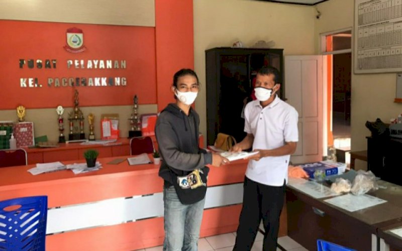 IMBAUAN. Perwakilan Lembaga Pemerhati Pilkada Sulsel (LPPS) membagi-bagikan selebaran berisi surat imbauan netralitas ASN di momen pesta demokrasi kantor-kantor kecamatan dan kelurahan di Kota Makassar, Jumat (27/11/2020). foto: istimewa