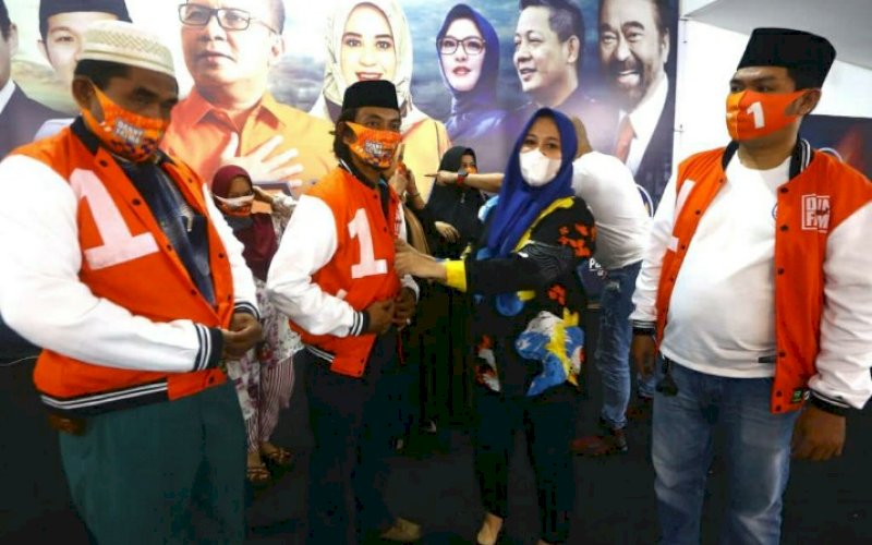 DUKUNGAN. Laskar Turatea saat mendeklarasikan dukungan kepada pasangan pasangan M Ramdhan Pomanto-Fatmawati Rusdi (Danny-Fatma) di Posko II Danny-Fatma, yang juga kediaman pribadi Fatma, Jl Faisal II, Rabu (19/11/2020) malam. foto: istimewa