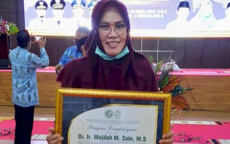 PENGHARGAAN. Rektor Universitas Islam Makassar (UIM), DR Ir Hj A Majdah M Zain MSi, mendapatkan penghargaan dari LPPTKA Sulsel dan BKPRMI Sulsel pada ajang Festival Anak Saleh di Wajo, Sabtu (28/11/2020). foto: istimewa
