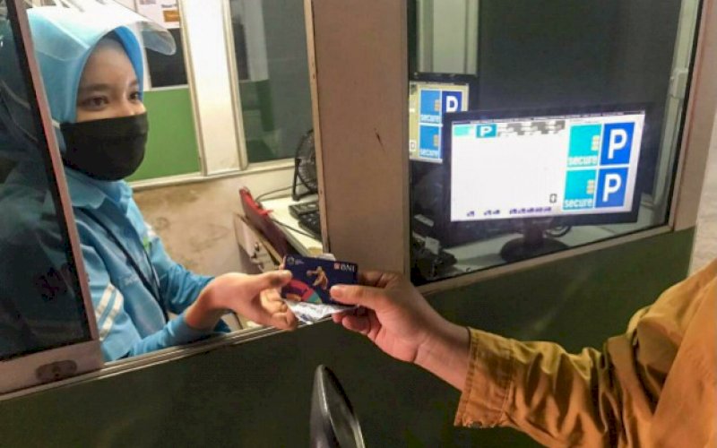 PROMO. Petugas parkir di Mal Ratu Indah (MaRI) melayaji pengunjung dengan ramah. PT Kalla Inti Karsa yang membawahi manajemen MaRI dan Nipah Mall, menawarkan bayar parkir hanya Rp1 dengan menggunakan Kartu BNI TapCash. foto: istimewa