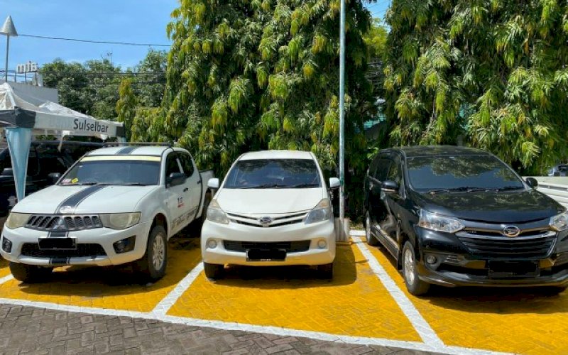 DILIMPAHKAN. Tiga unit mobil yang diamankan pada saat proses regident di Samsat Makassar akhirnya dilimpahkan ke Direktorat Reserse Kriminal Umum (Ditreskrimum) Polda Sulsel. foto: istimewa