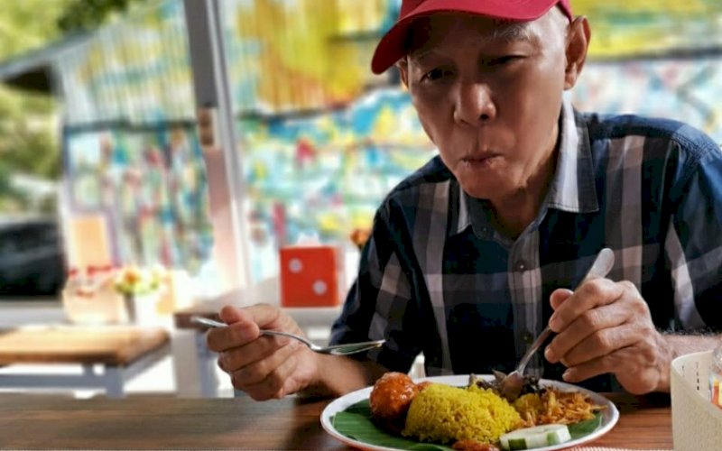 MENIKMATI MENU. Pengunjung Ayam Tettu tengah menikmati menu andalan Nasi Kuning Istimewa Komplit, Rabu (18/11/2020). foto: doelbeckz/pluz.id