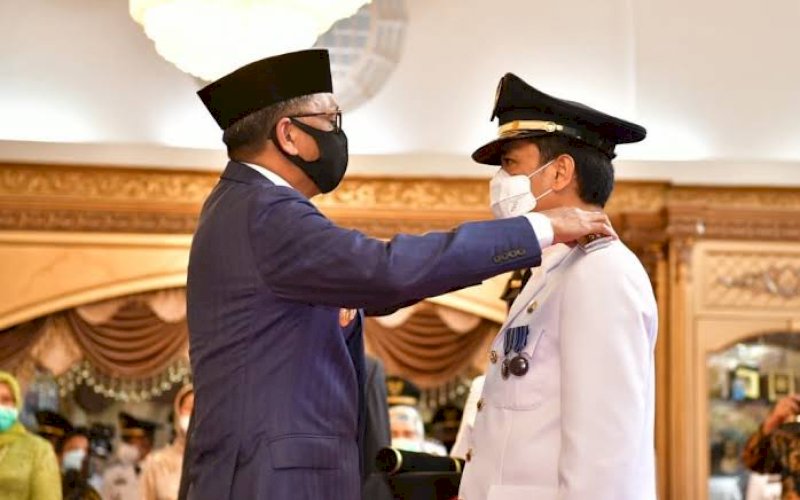 DIPERIKSA. Gubernur Sulsel Nurdin Abdullah (kiri) saat melantik Penjabat (Pj) Wali Kota Makassar Rudy Djamaluddin, beberapa waktu lalu. Keduanya kini resmi terperiksa di Bawaslu Kota Makassar atas laporan terkait dengan kasus dugaan pelanggaran netralitas ASN di Pilwakot Makassar 2020. foto: istimewa