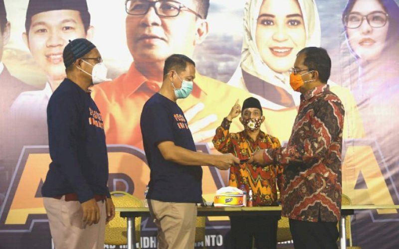 BERI DUKUNGAN. Perwakilan Persatuan Perawat Nasional Indonesia (PPNI) DPD Kota Makassar menyerahkan dukungan kepada Mohammad Ramdhan Pomanto di Posko II Danny-Fatma di Jl Faisal Raya II, Sabtu (21/11/2020) malam. foto: istimewa