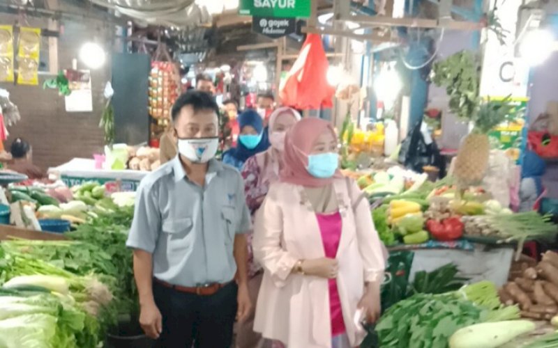 KUNJUNGAN. Perwakilan Kementerian Kesehatan dan Dinas Kesehatan Provinsi Sulsel serta Kota Makassar melakukan kunjungan ke Pasar Maricaya di Jl Veteran Selatan, Kelurahan Maricaya, Kecamatan Makassar, Kota Makassar. foto: istimewa