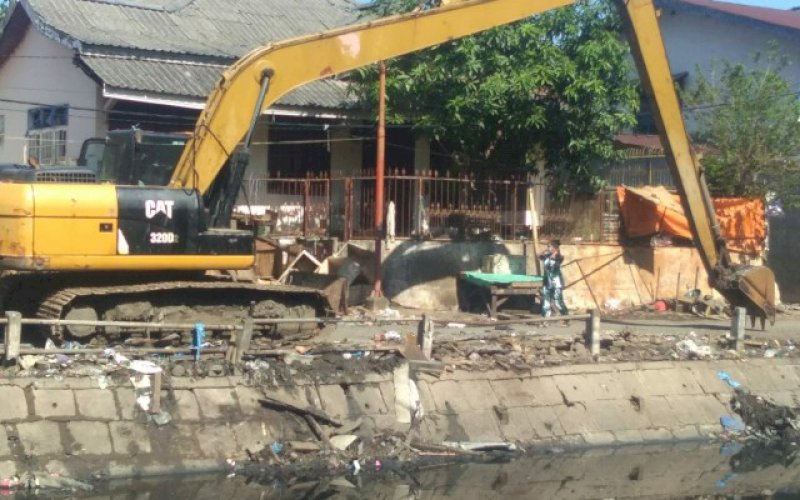 PEMBERSIHAN. Kendaraan alat berat membersihkan Pasar Pa'baeng-baeng bagian Barat, yang terletak di inspeksi kanal Pa'baeng-baeng di Jl Sultan Alauddin, Kota Makassar, sejak Jumat (6/11/2020) lalu. foto: istimewa