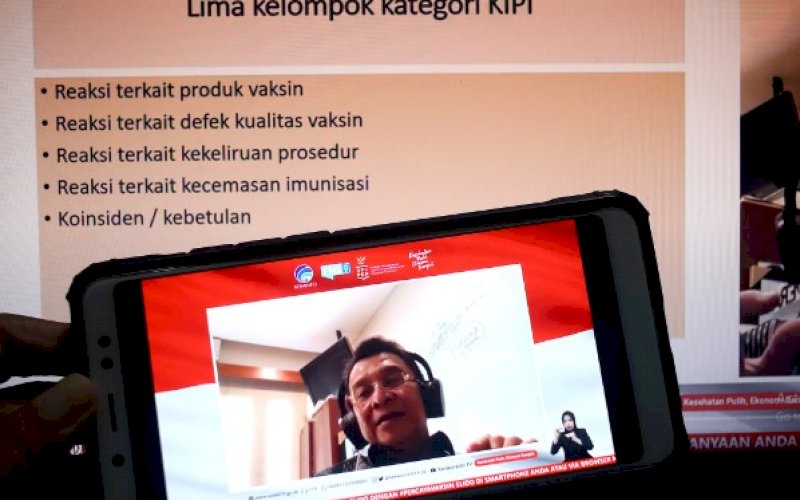 PEMAPARAN. Ketua Komnas Kejadian Ikutan Pasca Imunisasi (KIPI), Prof Dr dr Hindra Irawan Satari SpA(K) MTropPaed, memberikan paparan dalam dialog bertema Keamanan Vaksin dan Menjawab KIPI di Jakarta, Kamis (19/11/2020). foto: istimewa