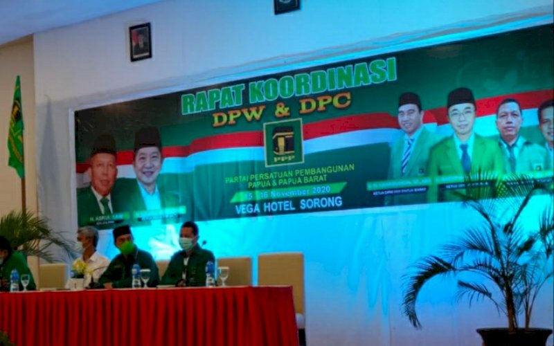 RAPAT KOORDINASI. Ketua DPW PPP Papua Barat Saharuddin (tengah) memimpin Rapat Koordinasi DPW dan DPC PPP Papua dan Papua Barat di Vega Hotel Sorong, Papua, Minggu (15/11/2020). foto: istimewa