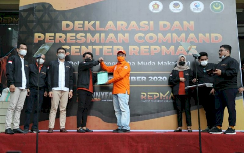 DUKUNGAN. Relawan Pengusaha Muda Makassar (Repmas) mendeklarasikan dukungan kepada pasangan calon Wali Kota dan Wakil Wali Kota Makassar nomor urut 1, Mohammad Ramdhan Pomanto-Fatmawati Rusdi (Danny-Fatma) di Pilwalkot Makassar di Command Center Repmas, Sabtu (28/11/2020). foto: istimewa