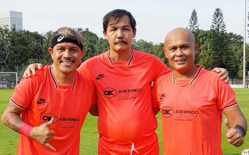LEGENDA. Mantan pemain Persija dan kapten Timnas Futsal Indonesia, Vennard Hutabarat (kiri), saat hendak bermain bersama Ricky Yacobi (tengah) sebelum legenda timnas Indonesia itu menghembuskan nafas terakhir di lapangan Senayan, Jakarta, Sabtu (21/11/2020). foto: istimewa