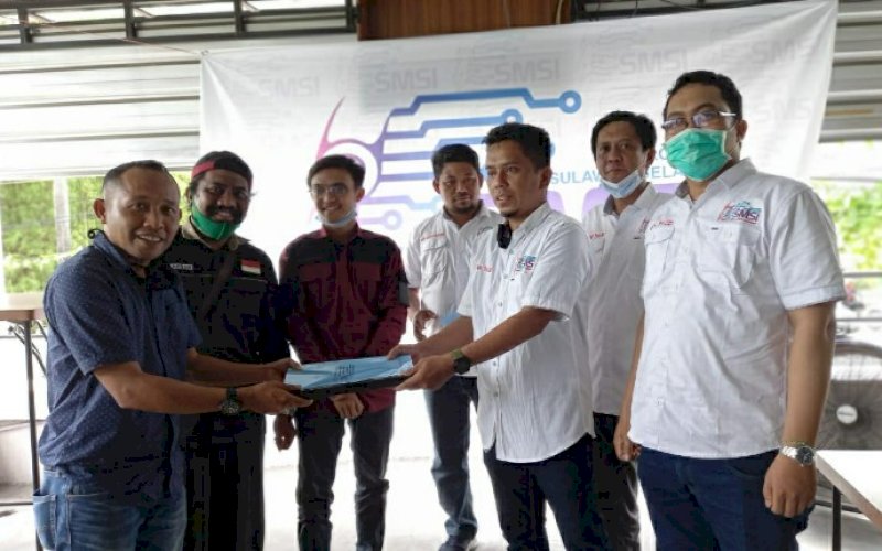 PENYERAHAN SK. Sekretaris SMSI Sulsel Muh Fajar Thalib didampingi pengurus lainnya menyerahkan SK pengurus kepada Ketua SMSI Kota Parepare Ade Cahyadi. foto: istimewa