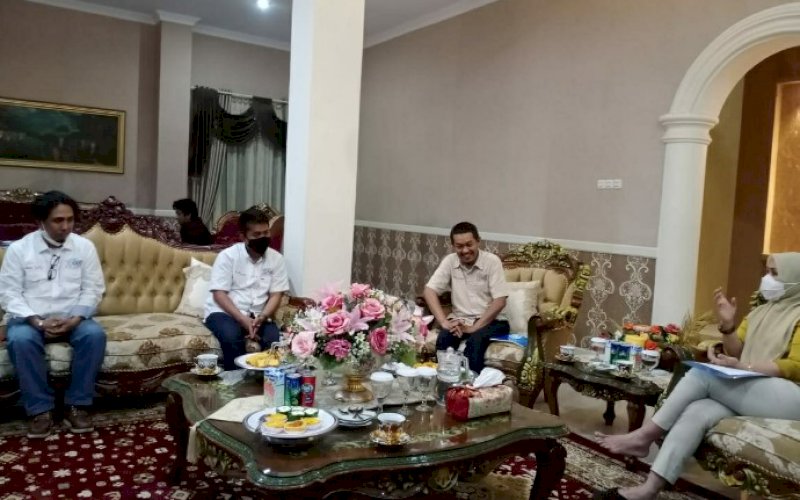 SILATURAHMI. Ketua DPRD Provinsi Sulsel Andi Ina Kartika Sari SH MSi menerima Pengurus SMSI Sulsel di rumah jabatannya, Jl Dr Sam Ratulangi, Kota Makassar, Senin (16/11/2020) malam. foto: istimewa