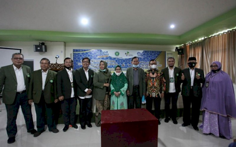 FOTO BERSAMA. Civitas akademika STIE Amkop Makassar foto bersama. Sekolah tinggi ini, resmi membuka Program Doktor S3. foto: istimewa