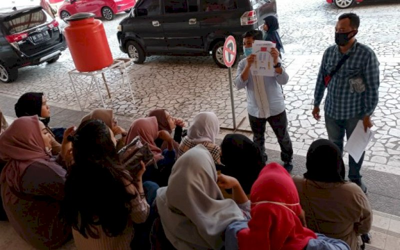 BERI PENJELASAN. Direktur Operasional Perusahaan Daerah (PD) Pasar Makassar Raya Kota Makassar, Saharuddin Ridwan, memberikan penjelasan mengenai lomba foto yang diselenggarakan PD Pasar Makassar Raya Kota Makassar, Jumat (13/11/2020). foto: istimewa