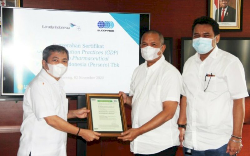PENYERAHAN. Direktur Komersial 2 PT Sucofindo (Persero) M Haris Witjaksono menyerahkan Sertifikat GDP kepada Direktur Niaga dan Kargo PT Garuda Indonesia (Persero) Tbk Moh Rizal Pahlevi di Kantor Garuda Indonesia, Senin (2/11/2020). foto: istimewa