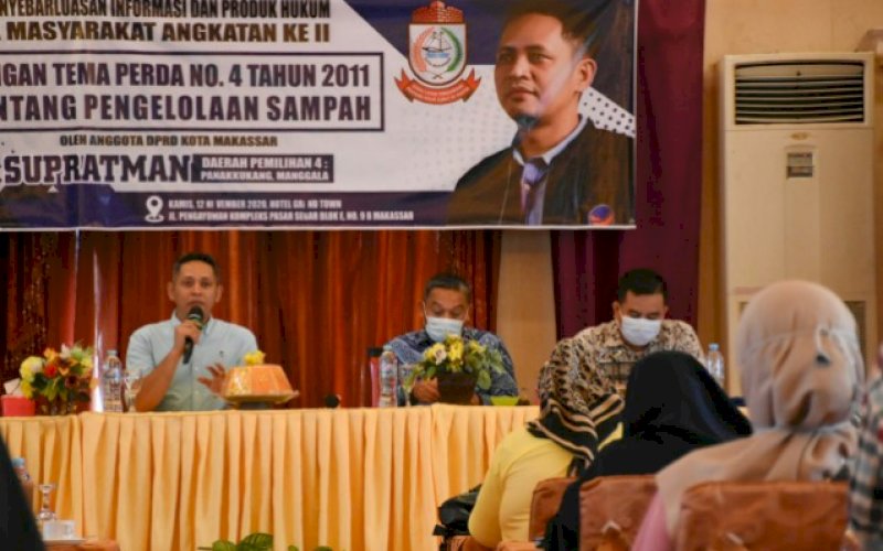 SOSIALISASI. DPRD Kota Makassar, Supratman, saat menggelar sosialisasi penyebarluasan informasi dan produk hukum terkait Peraturan Daerah (Perda) nomor 4/2011 tentang Pengelolaan Sampah di Hotel Grand Town, Kamis (12/11/2020). foto: istimewa