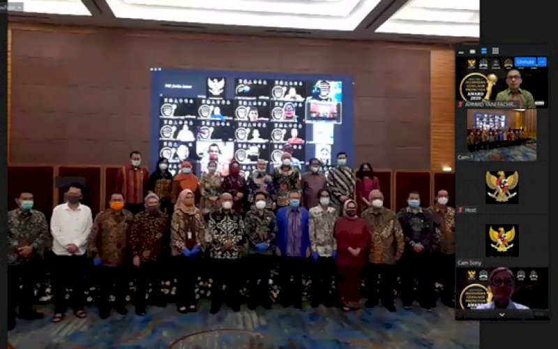 PENGHARGAAN. Suasana penganugerahan penghargaan Indonesian Consumer Protection Award atau Penghargaan Perlindungan Konsumen Indonesia 2020 di Jakarta, Senin (30/11/2020). Salah satu perusahaan yang menerima penghargaan adalah perusahaan perjalanan asal Makassar, PT Tazkiyah Global Mandiri atau Tazkiyah Tour. foto: istimewa