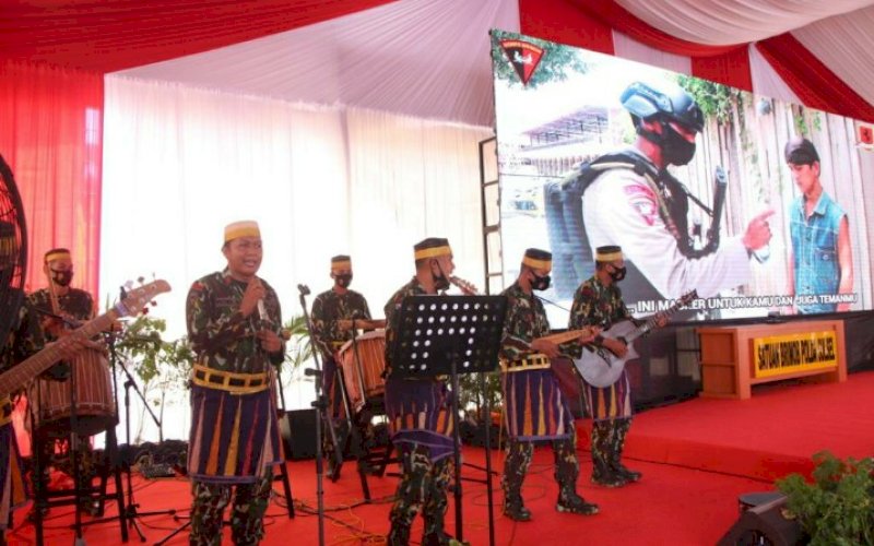 MENTAS. Tenri Betta Perkusi Batalyon C Pelopor mengisi hiburan puncak acara HUT ke-75 Korps Brimob Polri di Mako Satbrimob Polda Sulsel, Jl KS Tubun No 10, Kota Makassar, Sabtu (14/11/2020). foto: istimewa