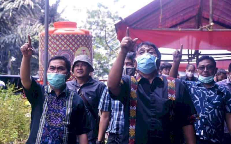 SOSIALISASI. Calon Bupati Tana Toraja, Theofillus Allorerung saat melakukan sosialisasi. foto: istimewa