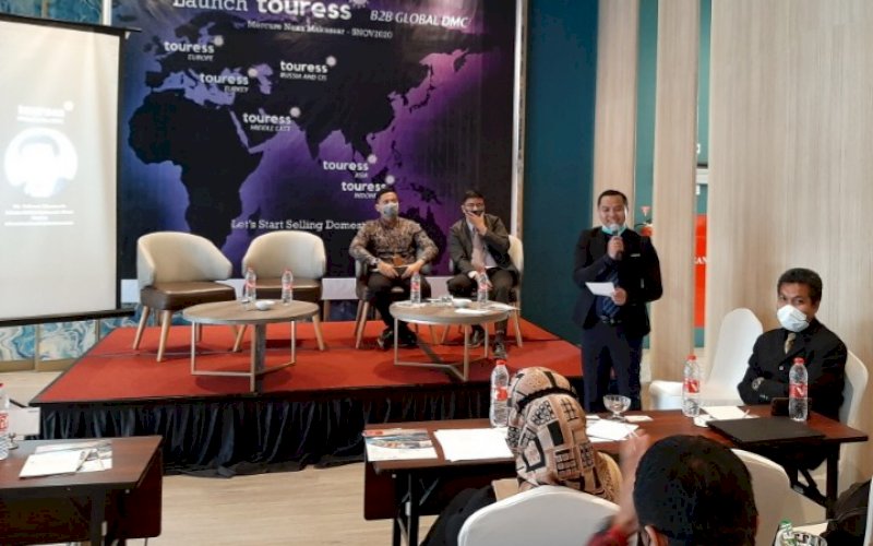 SEMINAR. Senior Manager Marketing Touress Global DMC Dedi Sefriadi bersama Leisure Advisor Touress Global DMC Indonesia Timur Rahmat Mustamin dan PLH Manager dan Servis Garuda Indonesia Sulsel Andhika Mahendra menjadi pemateri pada seminar 'Launch touress B2B Global DMC, Lets Start Selling Domestic and Turkey' yang diselenggarakan di Hotel Mercure Nexa Pettarani, Makassar, Kamis (5/11/2020).&nbsp;foto: foto: doelbeckz/pluz.id