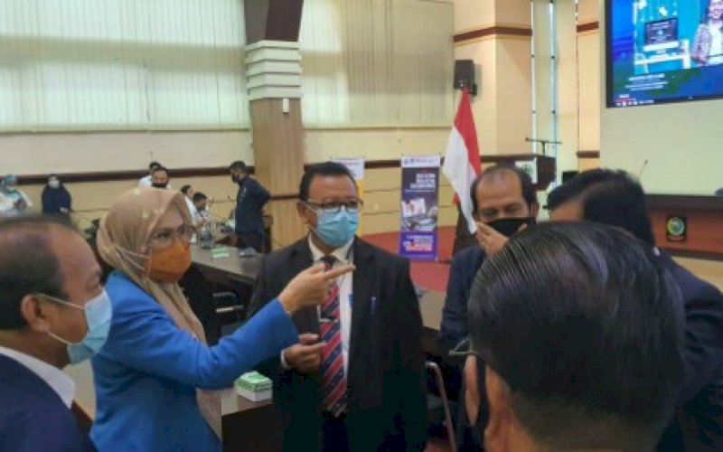 KERJA SAMA. Rektor UIM DR Ir Hj A Majdah M Zain MSi bersama perwakilan Cambridge Assessment English melalui Briton English Education serta perwakilan PTS berbincang santai di sela-sela penandatangan MoU dan MoA di Aula Kantor Gubernur Sulawesi, Jl Urip Sumoharjo, Makassar, Senin (9/11/2020). foto: istimewa