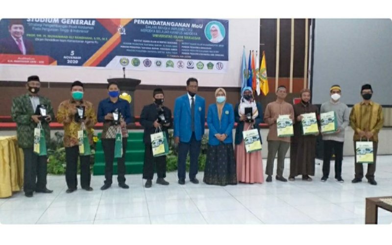 KERJA SAMA. Rektor UIM, Dr Ir Hj A Majdah M Zain MSi (tengah) bersama pimpinan institut pendidikan tinggi dan pesantren se-Sulsel usai penandatanganan kerja sama di Auditorium KH Muhyiddin Zain UIM, Makassar, Kamis (5/11/2020). foto: istimewa