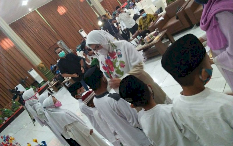 BERBAGI. Rektor UIM, DR Ir Hj Majdah M Zain, pada peringatan Maulid Nabi Muhammad SAW 1442 Hijriyah digelar keluarga besar UIM bertepatan dengan Hari Pahlawan yang jatuh 10 November 2020 di Auditorium KH Muhyiddin Zain UIM, Selasa (10/11/2020). foto: istimewa