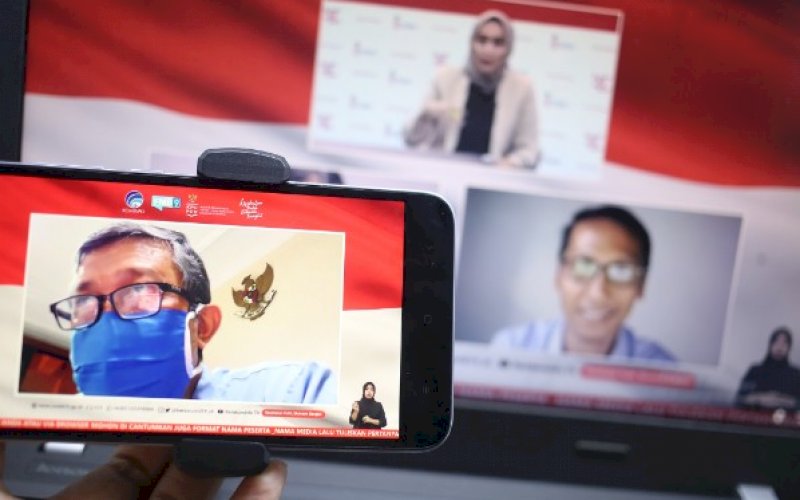 DIALOG. Dr dr Kohar Hari Santoso SpAn KAP KIC (kiri) dan Wahyoe Boediwardhana (Jurnalis) menjadi pembicara dalam dialog bertema belajar dari sukses vaksin MR di Jawa Timur dan Peran Media dalam Vaksinasi di Jakarta, Selasa (17/11/2020). foto: istimewa
