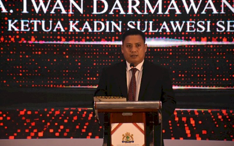 PELANTIKAN. Andi Iwan Darmawan Aras (AIA) memberikan sambutan usai dilantik sebagai Ketua Kadin Sulsel periode 2020-2025 bersama jajaran pengurusnya di Four Point by Sheraton Makassar, Jumat (11/12/2020). foto: anas/pluz.id