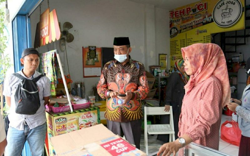 SILATURAHMI. Andi Tajerimin di Pasar Tramo, Maros, usai Salat Jumat di masjid kompleks pasar tersebut, siang tadi, Jumat (4/12/2020). foto: istimewa