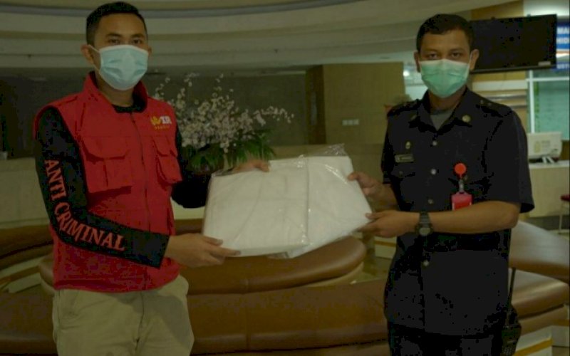 ANIR PEDULI. Tim Anir Peduli menyerahkan bantuan untuk para petugas medis di PCC RSUP Dr Wahidin Sudirohusodo, Jl Perintis Kemerdekaan, Km 11, Kota Makassar, Sabtu (19/12/2020). foto: istimewa