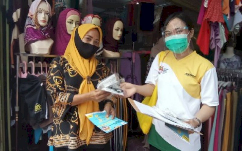 BAGI MASKER. Asparindo bekerja sama dengan Adira bagi-bagi masker kepada pedagang pada sejumlah pasar di Kota Makassar, Rabu (2/12/2020). foto: istimewa