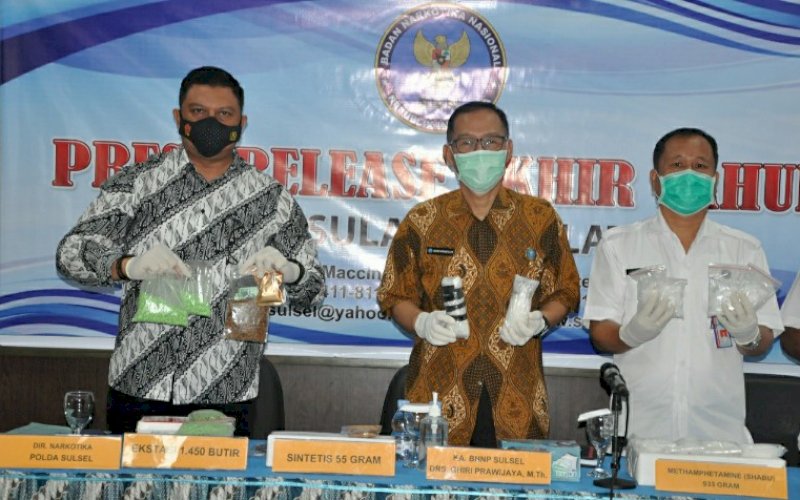 BARANG BUKTI. Kepala BNN Provinsi Sulsel, Brigjen Pol Ghiri Prawijaya (tengah), memperlihatkan sejumlah barang bukti narkoba yang berhasip disita pada Press Release Akhir Tahun 2020 di Kantor BNN Provinsi Sulsel, Jumat (18/12/2020). foto: istimewa