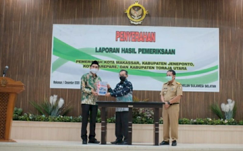 PENYERAHAN. Kepala BPK Sulsel Wahyu Priyono menyerahkan Laporan Hasil Pemeriksaan (LHP) atas Pemeriksaan Dengan Tujuan Tertentu yang diterima Ketua DPRD Makassar Rudianto Lallo bersama Sekretaris Daerah Kota Makassar Muhammad Ansar, Selasa (1/12/2020). foto: istimewa