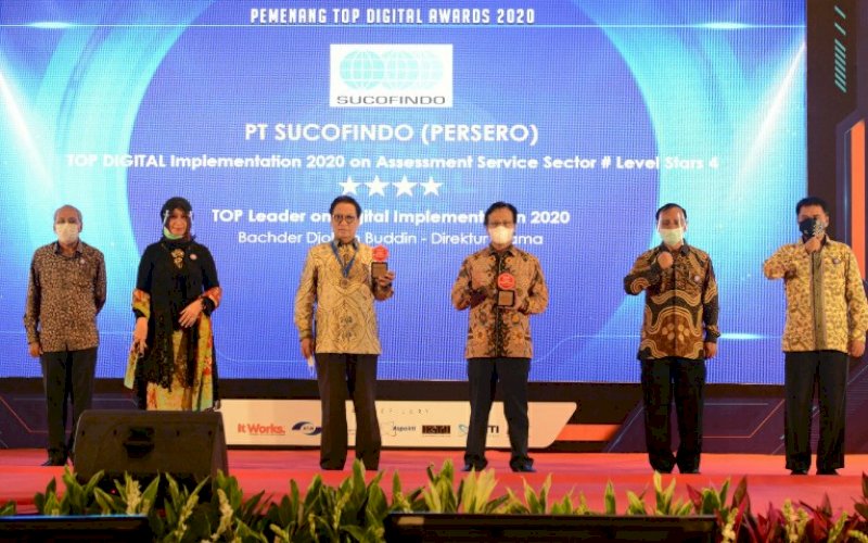 TERIMA PENGHARGAAN. Direktur Utama PT Sucofindo (Persero), Bachder Djohan Buddin (ketiga kiri), menerima penghargaan Top Leader on Digital Implementation 2020 dan PT Sucofindo&nbsp; (Persero) menerima penghargaan Top Digital Implementation 2020 on Assessment Service Sector #Level Star 4 di ajang Top Digit Awards 2020. foto: istimewa