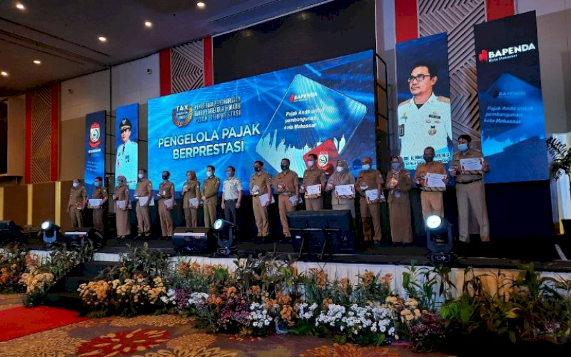 PENGHARGAAN. Pj Wali Kota Makassar, Rudy Djamaluddin, menghadiri acara Tax Award 2020 yang diselenggarakan Bapenda Kota Makassar, di Claro Makassar, Selasa (8/12/2020). foto: istimewa