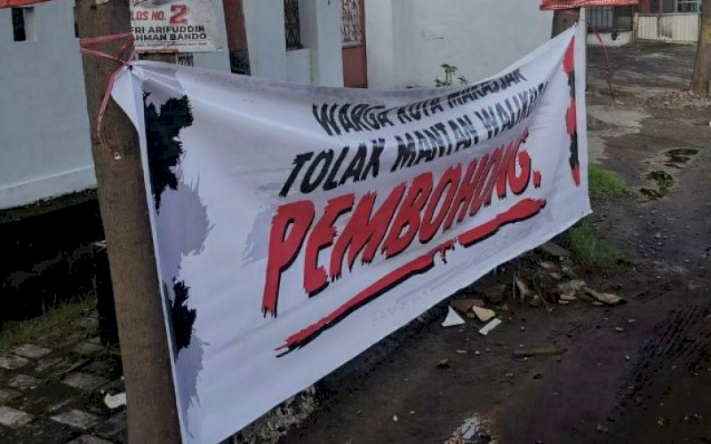 BLACK CAMPAIGN. Salah satu spanduk bernuansa kampanye hitam (black campaign) terpasang saat masa tenang Pilwalkot Makassar, Minggu (6/12/2020). foto: istimewa