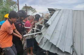 Jalan Poros Selayar Macet, Brimob Bone Bantu Evakuasi Atap Bangunan