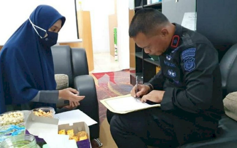 ZAKAT PROFESI. Danyon C Pelopor Satbrimob Polda Sulsel, Kompol Nur Ichsan, saat menyerahkan zakat profesi kepada Baznas Kabupaten Bone untuk membantu masyarakat yang membutuhkan, Selasa (1/12/2020). foto: istimewa