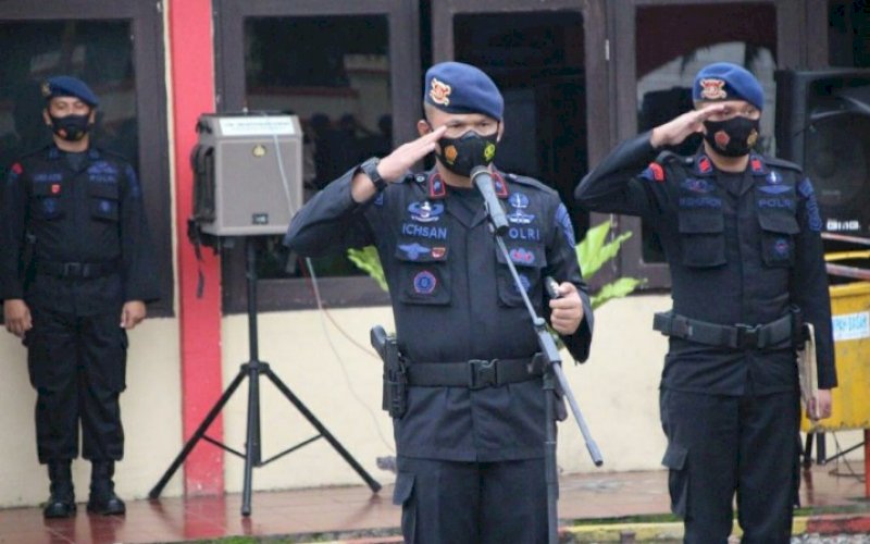 APEL. Komandan Batalyon Danyon C Pelopor Satbrimob Polda Sulsel, Kompol Nur Ichsan, memimpin upacara apel pengecekan dan pemberangkatan personel dalam rangka pengamanan Pilkada Serentak 2020 pada 9 Desember mendatang di Lapangan Mako Brimob Batalyon C Pelopor Satbrimob Polda Sulsel, Jl MH Thamrin Nomor 70 Kota Watampone, Bone Jumat (4/12/2020). foto: istimewa