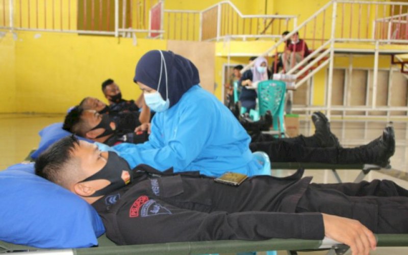 DONOR DARAH. Personel Batalyon C Pelopor Satbrimob Polda Sulsel melakukan donor darah, Selasa (29/12/2020). foto: istimewa