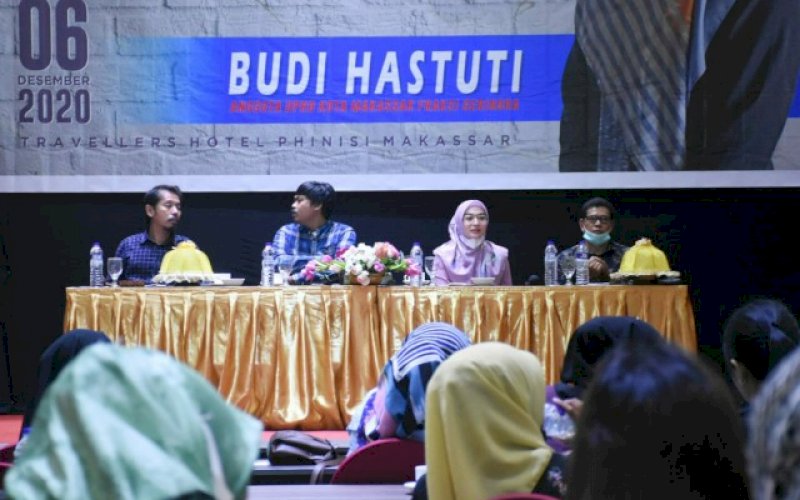 SOSIALISASI PERDA. Anggota DPRD Kota Makassar, Budi Hatuti (kedua kanan), menggelar tatap muka dengan konstituen terkait sosialisasi penyebarluasan informasi dan produk hukum terkait Perda Nomor 7/2015 tentang Bantuan Hukum di Hotel Traveler Makassar, Minggu (6/12/2020). foto: istimewa 